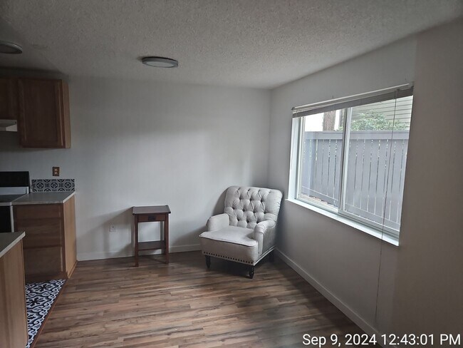 Building Photo - Renton Sunset Heights Condominiums - 2 bedroom 1 bathroom lower floor unit - Water, Sewer & Garba...