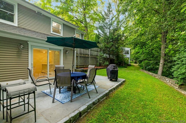 Building Photo - 412 Main St