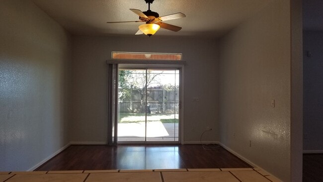 Building Photo - Beautiful 4 bedroom/2.5 bath South Davis Home!