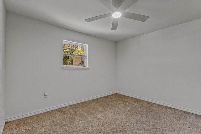 Building Photo - 1351 Dell Oak Dr