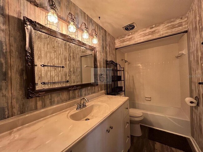 Building Photo - 630 Queens Cir