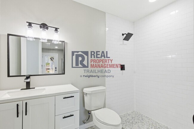 Building Photo - Spacious Modern 5 Bed / 2.5 Bath + 1 Bed / 1 Bath ADU in Wedgwood