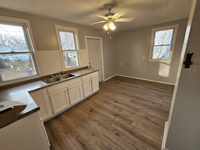 Building Photo - 1850 E 32nd St