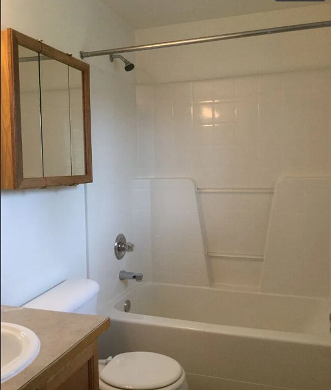 Building Photo - Spacious 5BD 2.5BA