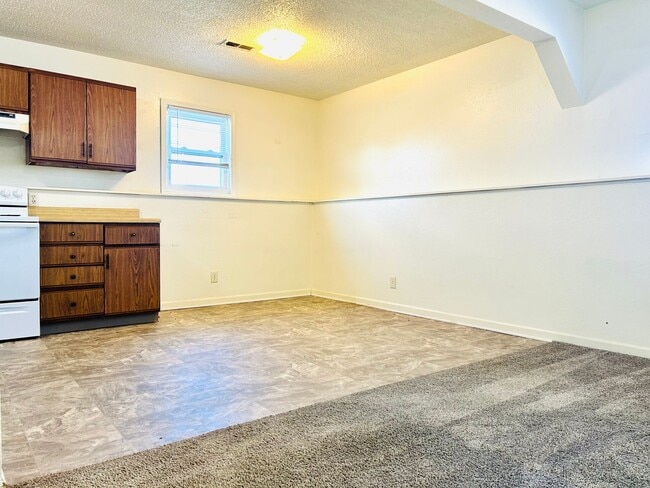 Building Photo - Spacious Two Bedroom Home