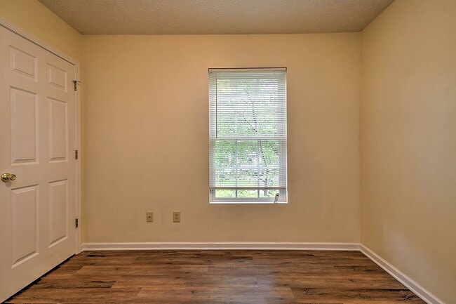 Building Photo - 303 Moorland Dr