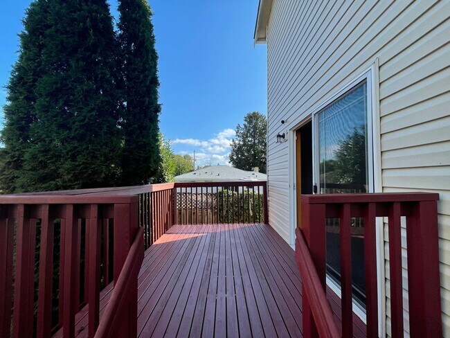 Building Photo - Spacious 5BR / 3BA Beacon Hill Home – 2,210 SF – $3900 – Pets OK