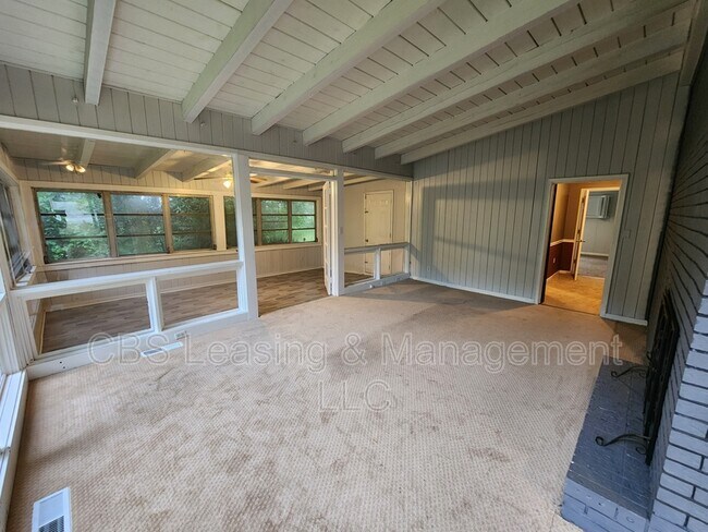 Building Photo - 4001 Calhoun Dr