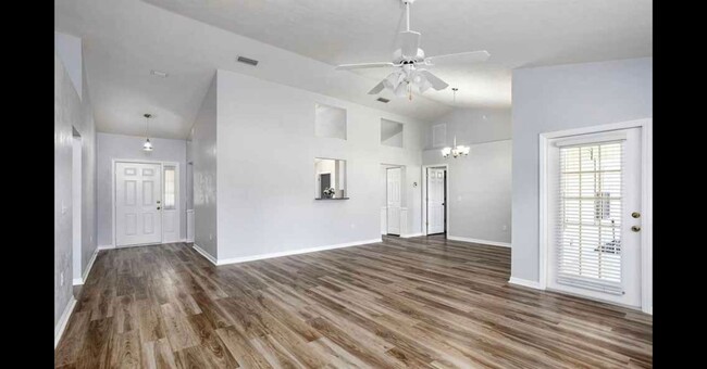 Building Photo - Bright and spacious home in Eagle Point!