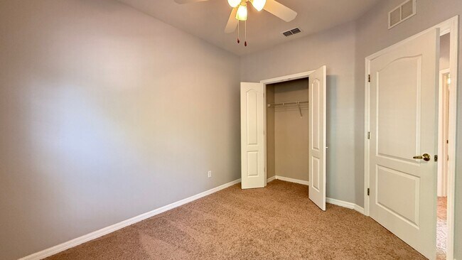 Building Photo - Spacious 4-Bed, 3-Bath End Unit Townhome w...