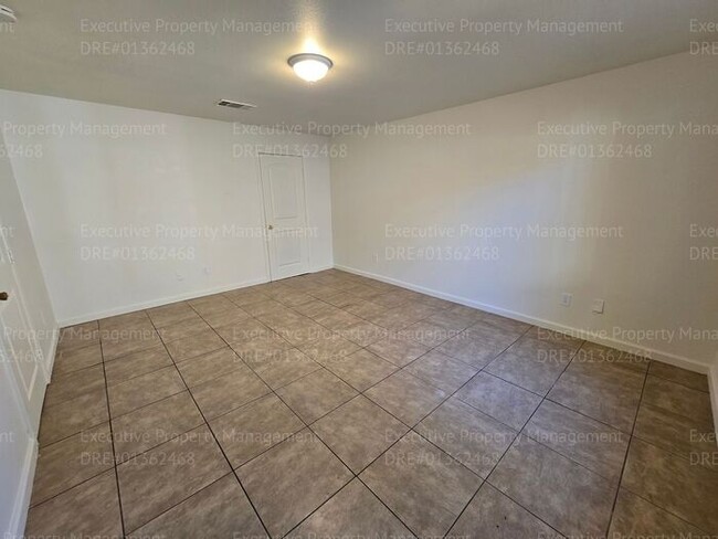 Building Photo - 3 bedroom/ 2 bathroom home