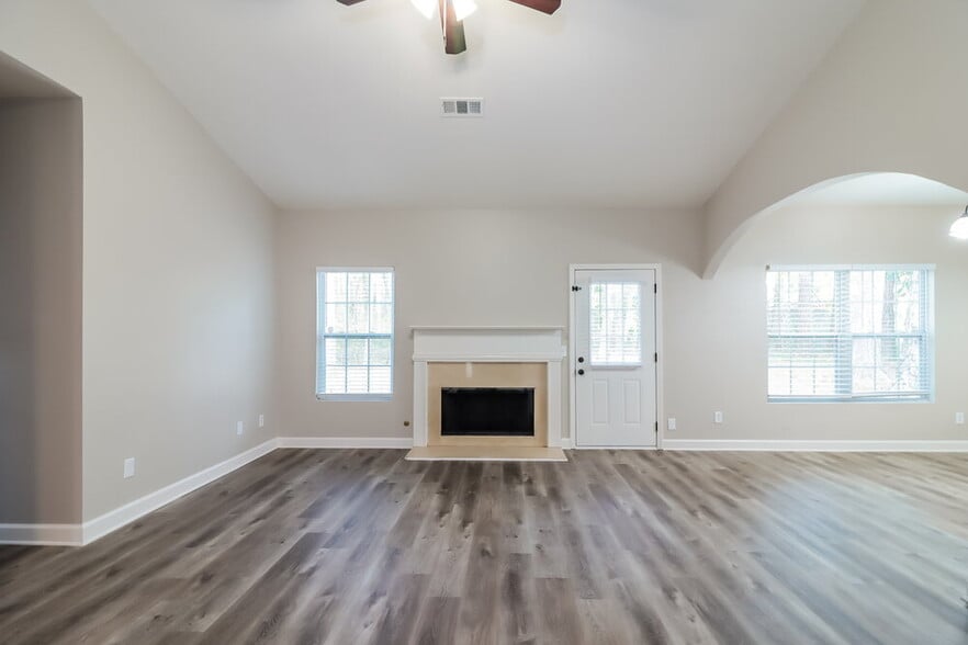 Building Photo - 2528 Fairway Cir SW