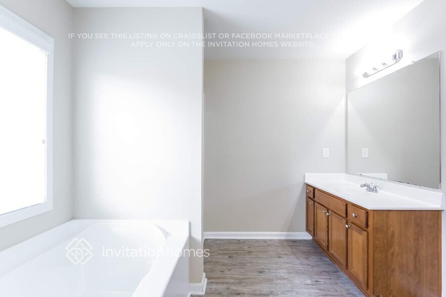 Building Photo - 642 Ivy Chase Loop