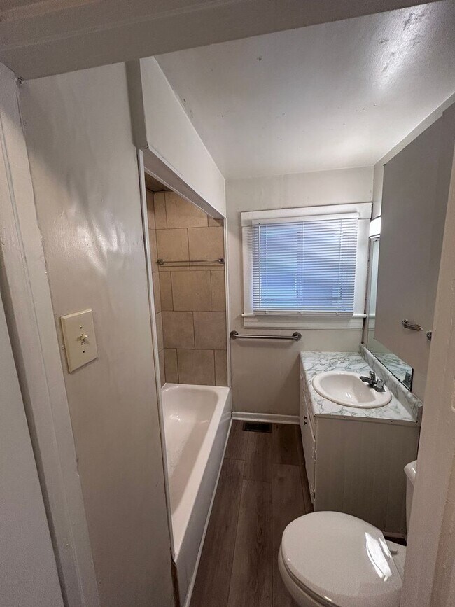 Building Photo - Spacious 3 BR home, Minutes to Medical Cen...