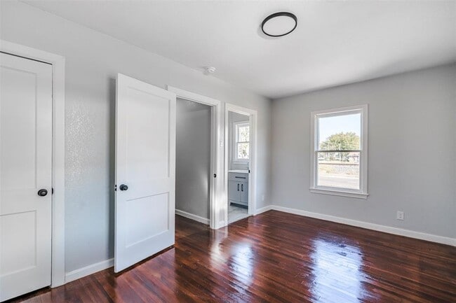 Building Photo - 1819 Pecan St