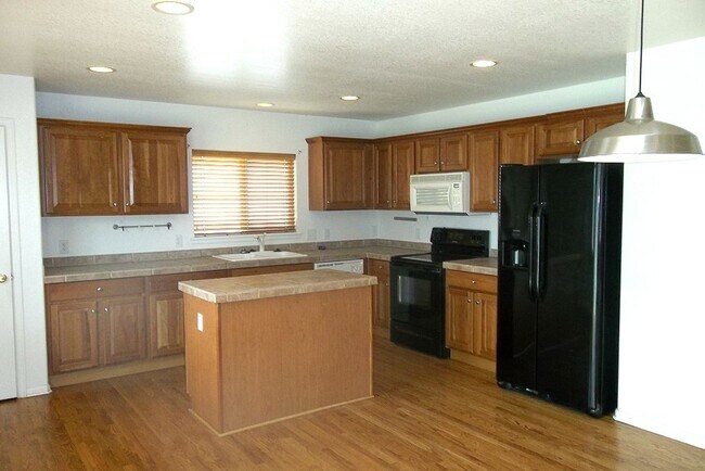 Building Photo - Quiet Neighborhood Living with Room to Grow