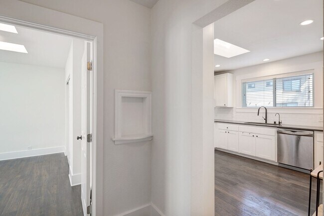 Building Photo - THREE BEDROOM / TWO BATH HOME IN NICE NEIG...