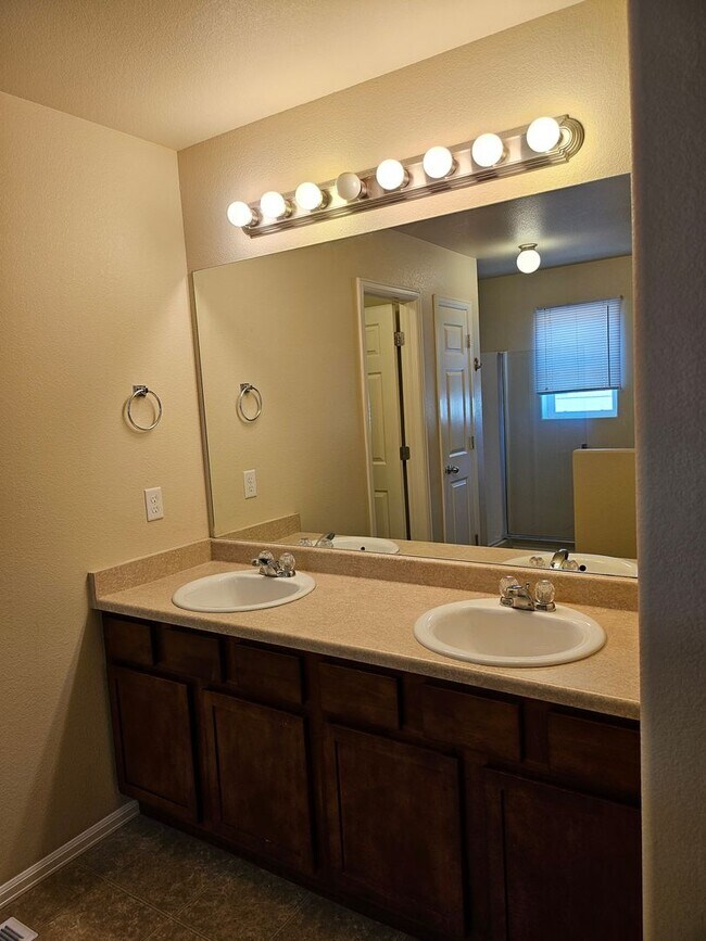 Building Photo - ALL PROSPECTIVE TENANTS MUST SUBMIT A $58 ...