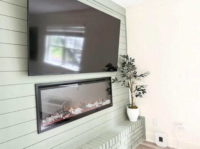 Building Photo - 1 Bed, 1 Bath Furnished Apartment  – Great Location & Amenities! Flexible Lease Terms Available