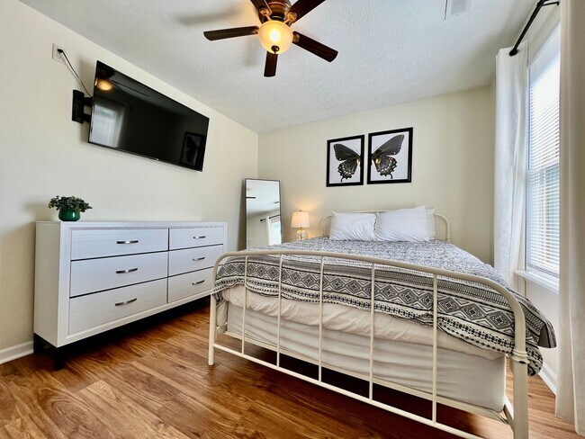 Building Photo - 3 Bedroom 1 Bathroom Attached House