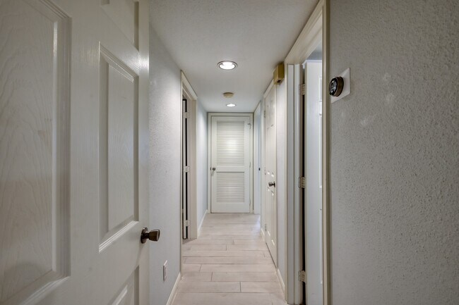 Building Photo - 1860 White Oak Dr