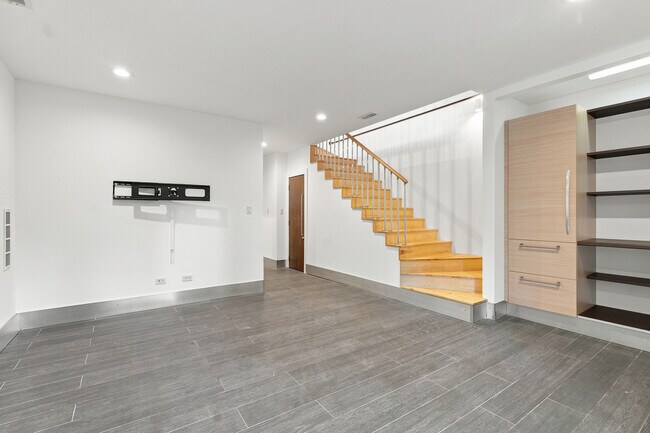 Building Photo - 2334 W Medill Ave