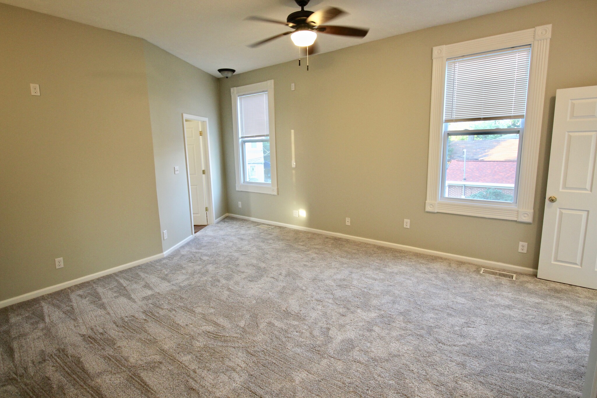 Spacious master bedroom, lots of light, high ceilings, tech-ready and ceiling fan - 4536 Leo Street