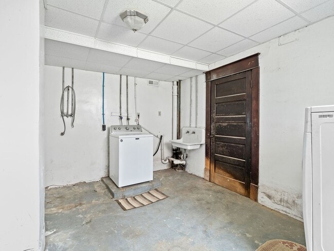 Building Photo - 524 Riverland Rd SE