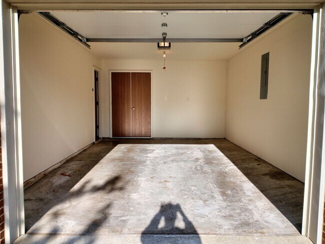 Building Photo - 707-707 Glenstone Dr