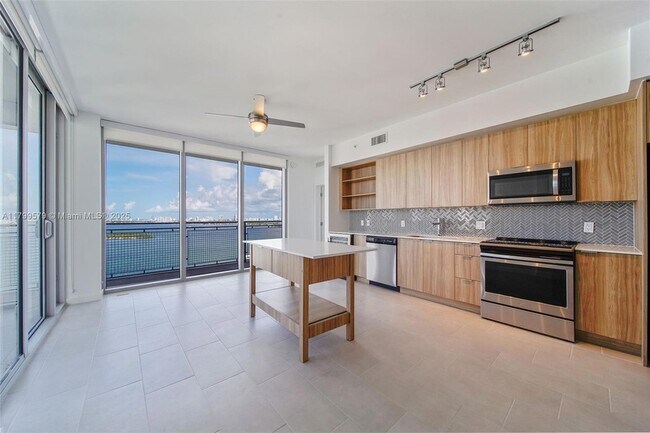Building Photo - 2150 N Bayshore Dr