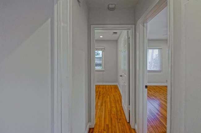 Building Photo - CHARMING, BRIGHT & AIRY HOME ON LARGE CORN...