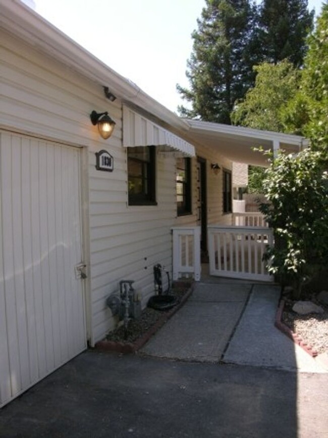 Building Photo - Cute Ranch Style Home With Large Backyard