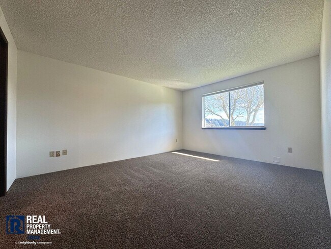 Building Photo - Charming 2 Bedroom! Stunning Views!