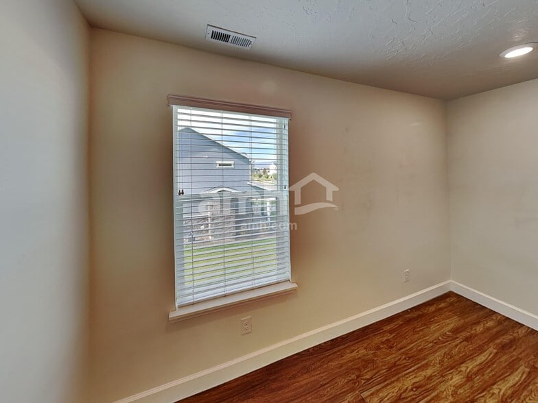 Building Photo - 967 W 850 S