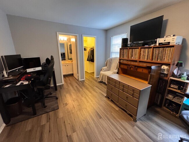 Building Photo - 337 Smithwold Rd