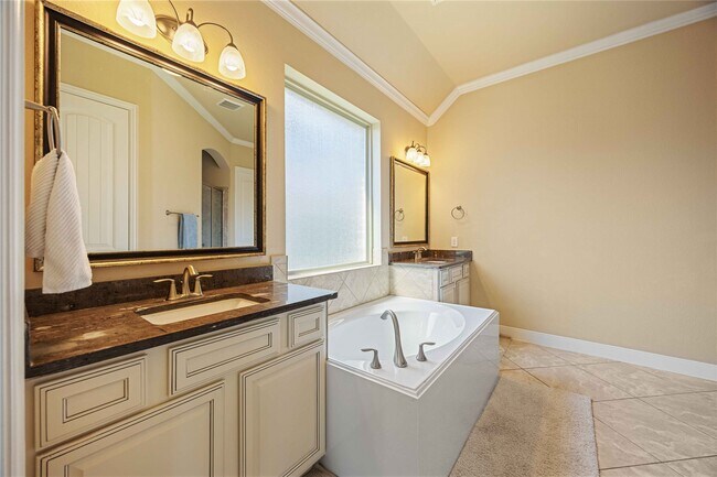 Building Photo - 931 Abelia Ave