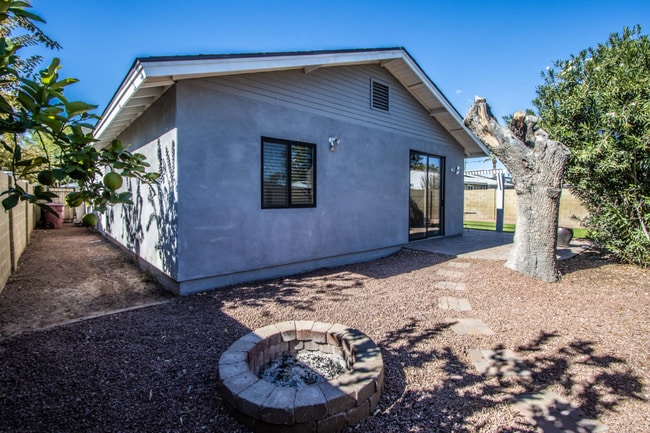 Building Photo - 3609 N Navajo Trail