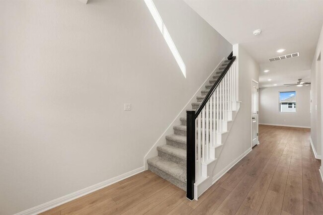 Building Photo - 245 Ranier Wy