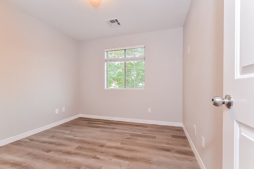 Building Photo - 9510 Grandview Spring Ave