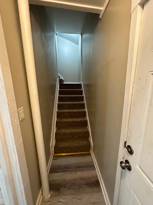 Building Photo - Spacious 5-Bedroom Home with 2 Full Baths, Freshly Rehabbed, Ready to rent