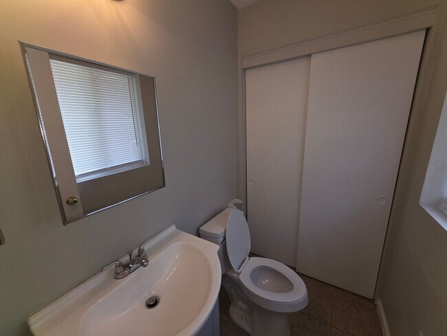 Building Photo - 4800 Crestmont Dr