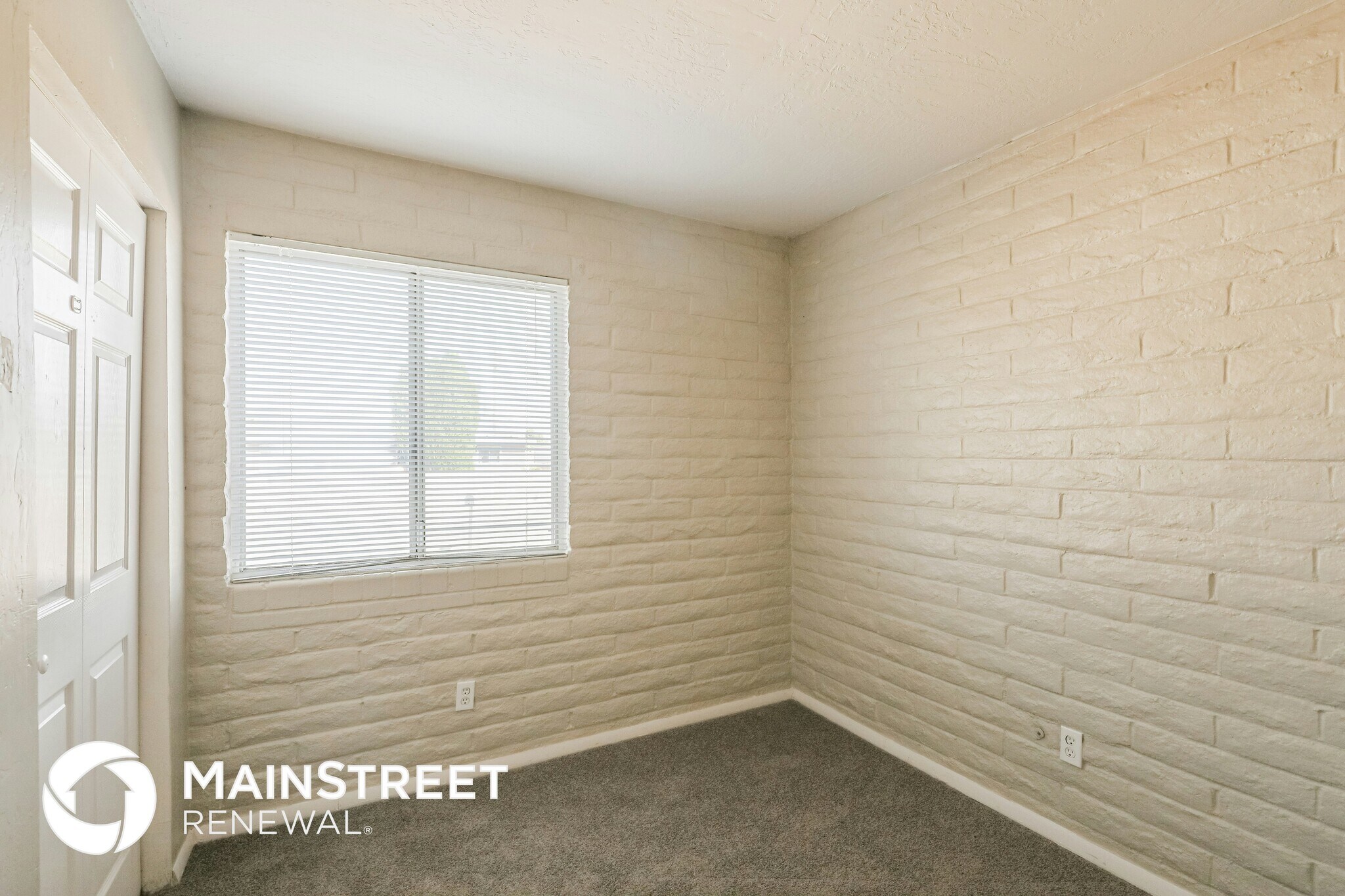 Building Photo - 7956 E Victoria Dr