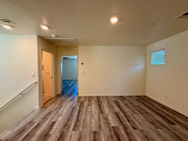 Building Photo - NEWLY UPGRADED 3 BED 2.5 BATH 2 CAR GARAGE...