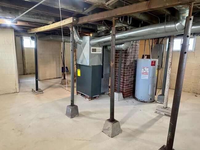 Building Photo - $1,175 | 1 Bedroom 1 Bath | Studio House | W&D | Fenced Yard | Central A/C