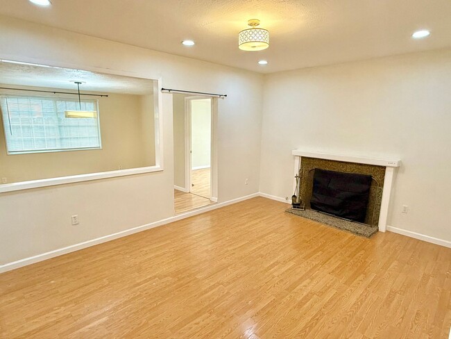 Building Photo - $3990 / 4 BR at a Prime Fremont Location!