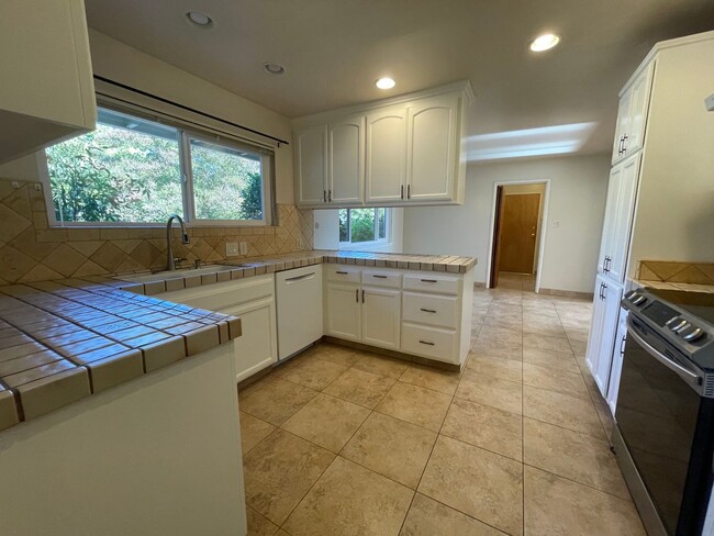 Building Photo - Lovely Santa Rosa 3 bedroom 3 bathroom Hom...