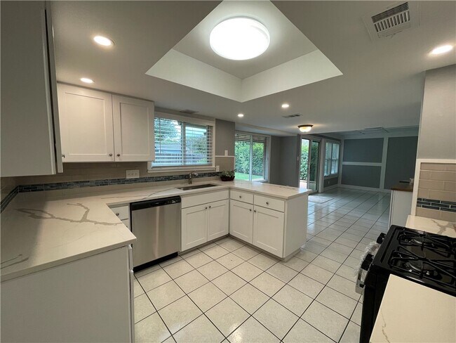 Building Photo - 7415 Shadywood Dr