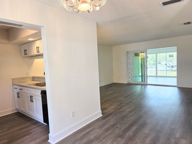 Building Photo - 2 bedroom, 2 bath condo in "The Islands"