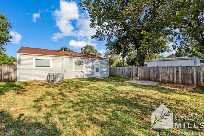 Building Photo - 3 Bedroom Home w Garage