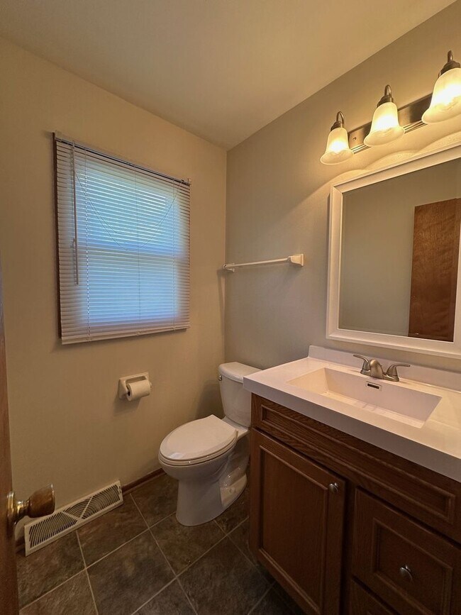 Building Photo - Spacious Townhouse in Greenfield!